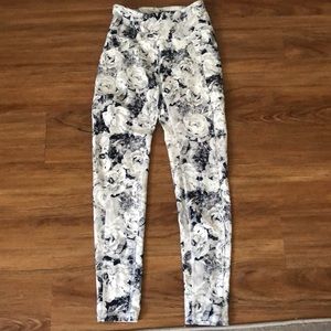 GRAY & WHITE FLORAL LEGGINGS